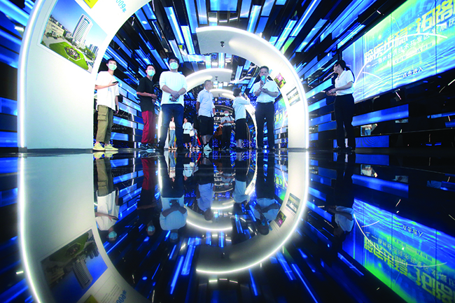 【2】媒体大咖和网络达人走访扬州的园区、企业和场馆。 孟德龙 摄.jpg 【2】媒体大咖和网络达人走访扬州的园区、企业和场馆。 孟德龙 摄.jpg