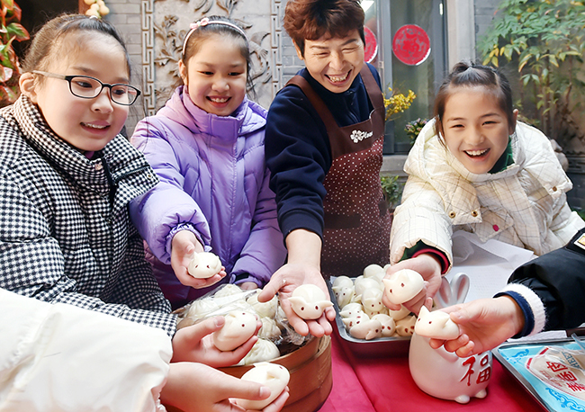 【2】寒假里的中小学生来仁丰里体验年蒸面食传统制作技艺。庄文斌 摄.jpg 【2】寒假里的中小学生来仁丰里体验年蒸面食传统制作技艺。庄文斌 摄.jpg