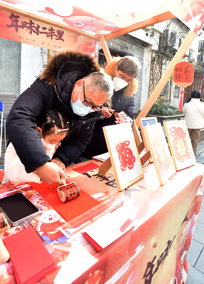 【2】小朋友感受年味,体验传统拓印技艺。庄文斌 摄.jpg 【2】小朋友感受年味,体验传统拓印技艺。庄文斌 摄.jpg