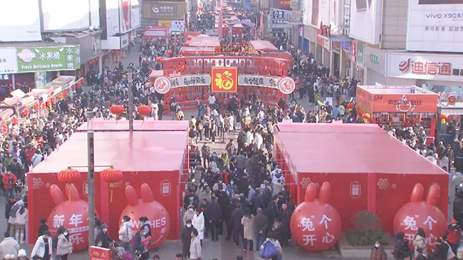 The carnival and a shopping fair for China time-honored brands is held in Qingdao.jpg