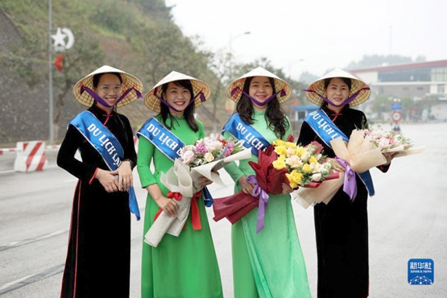 越南举行仪式热烈欢迎中国游客.jpg