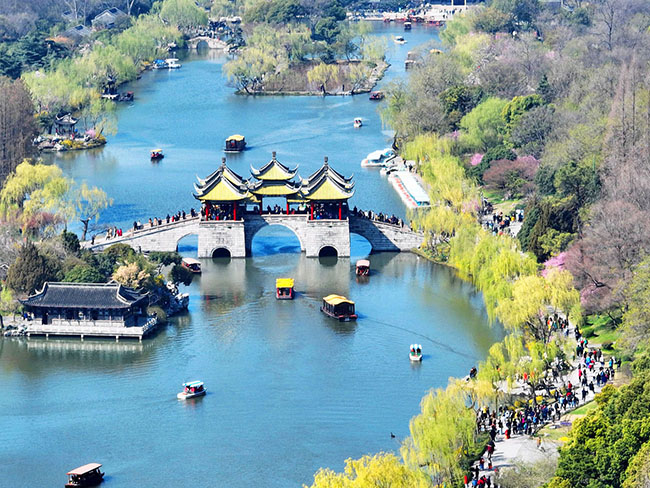 3月14日,眼下正值烟花三月时节,随着气温回暖,江苏省扬州市瘦西湖风景区春意盎然,桃红柳绿,繁花似锦,如画般的春日美景吸引了众多游客前来踏青游玩,感受浓浓春意。孟德龙 摄.jpg 3月14日,眼下正值烟花三月时节,随着气温回暖,江苏省扬州市瘦西湖风景区春意盎然,桃红柳绿,繁花似锦,如画般的春日美景吸引了众多游客前来踏青游玩,感受浓浓春意。孟德龙 摄.jpg