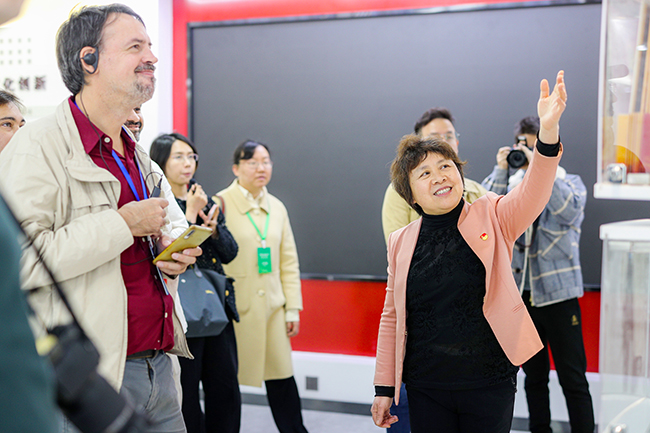 与会嘉宾考察扬州文昌花园社区,调研基层治理“扬州模式”。图片来源:视觉扬州.jpg 与会嘉宾考察扬州文昌花园社区,调研基层治理“扬州模式”。图片来源:视觉扬州.jpg