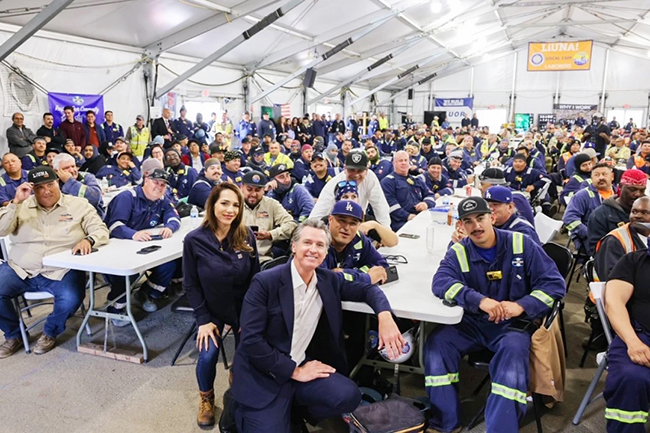 1 ,纽森参观可再生燃料公司,强调清洁燃料转型.jpg 1 ,纽森参观可再生燃料公司,强调清洁燃料转型.jpg