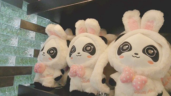 Panda products popular among tourists in Chengdu.jpg