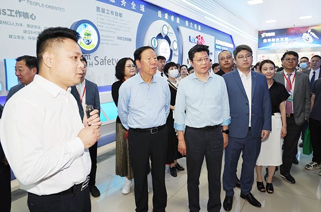 乡贤嘉宾感受扬州发展新成果(摄影:董辉).jpg 乡贤嘉宾感受扬州发展新成果(摄影:董辉).jpg