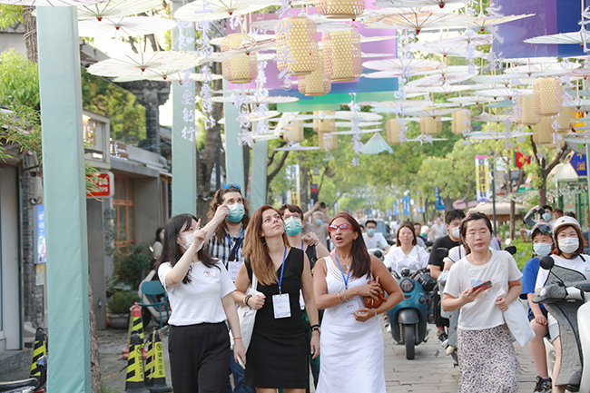 【2】外国友人漫步皮市街。李海东 摄.jpg 【2】外国友人漫步皮市街。李海东 摄.jpg