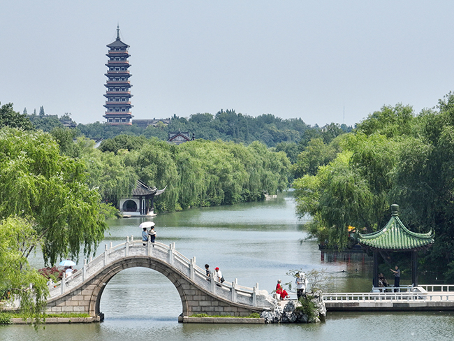 【3】游人在瘦西湖二十四桥游览。新华社 发.jpg 【3】游人在瘦西湖二十四桥游览。新华社 发.jpg