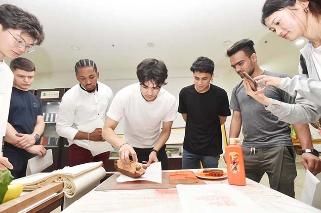 【2】外国“Z世代“学习体验中国雕版印刷技艺。庄文斌 摄.jpg 【2】外国“Z世代“学习体验中国雕版印刷技艺。庄文斌 摄.jpg