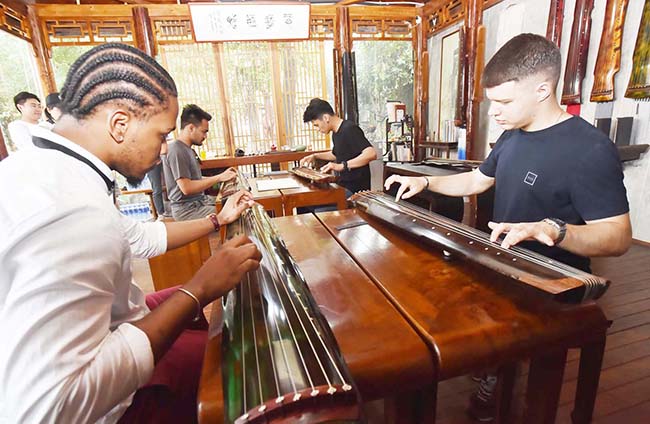 【2】学习弹奏扬州古琴技艺。庄文斌 摄.jpg 【2】学习弹奏扬州古琴技艺。庄文斌 摄.jpg