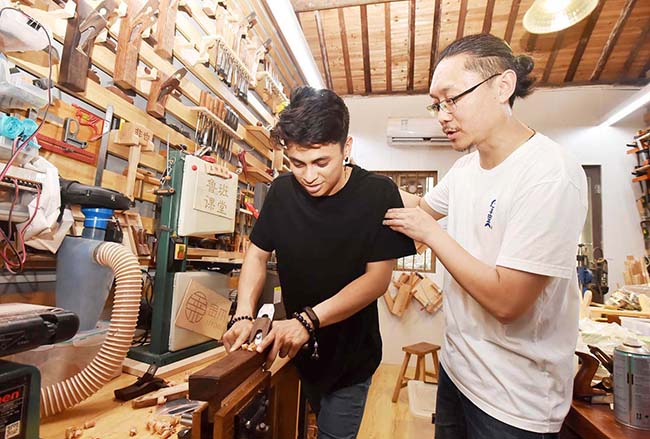 【2】学习中国传统木工技艺。庄文斌 摄.jpg 【2】学习中国传统木工技艺。庄文斌 摄.jpg