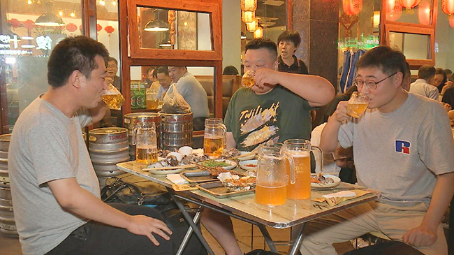 Hot summer days spur beer sales in Qingdao.jpg