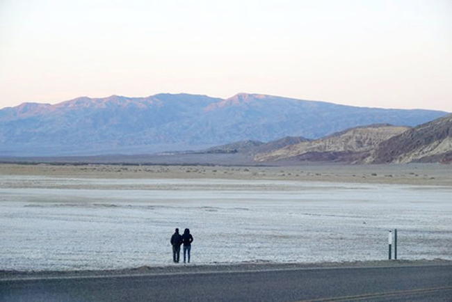 4，向“热”而行：加州死亡谷56度高温吸引游客.jpg