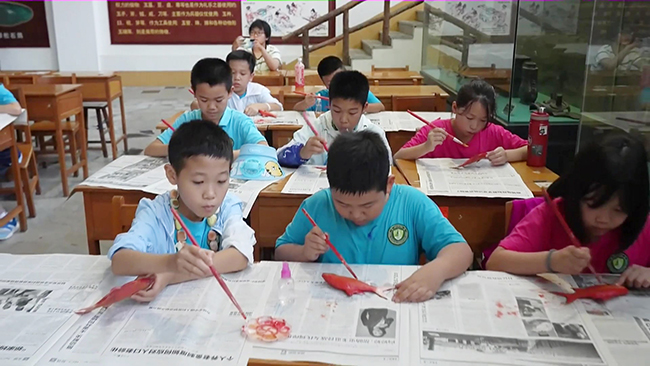 Students enjoy intangible cultural heritage in yantai.jpg