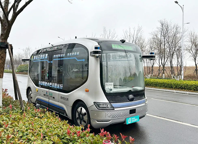 青岛胶州试运行自动驾驶小巴.jpg