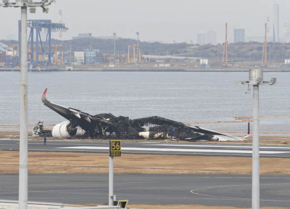 4，日本航空考慮保留羽田機場撞機事故客機部分殘骸.jpg