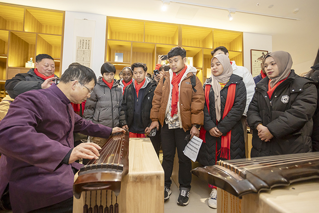 留学生感受古琴音韵。孟德龙 摄.JPG