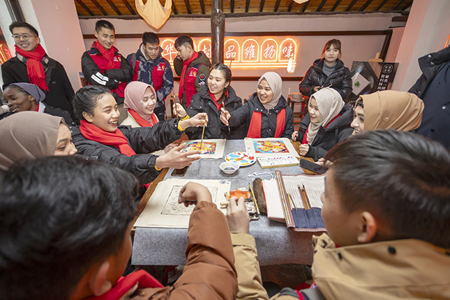 留学生体验制作年画。孟德龙 摄.JPG