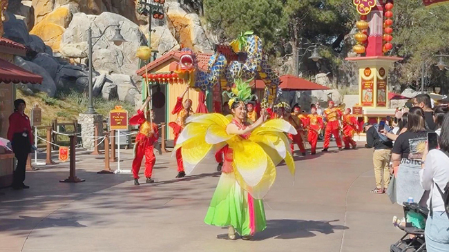 1，头条 加州迪士尼乐园举办花木兰主题巡游庆祝中国新年.jpg