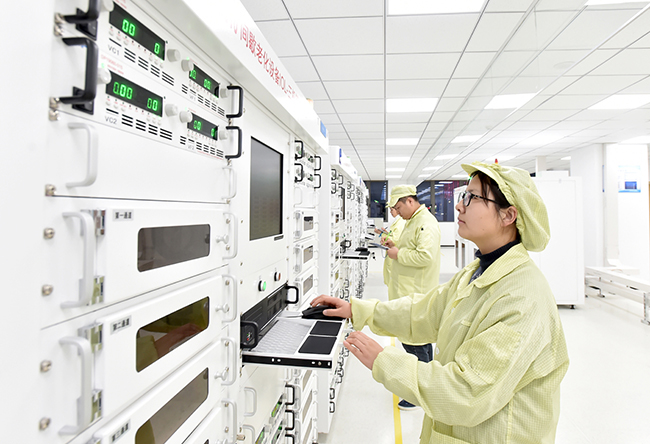 2月16日,扬杰电子科技中央研究院的复工技术人员正在对半导体功率器件产品进行可靠性试验测试。庄文斌 摄.jpg 2月16日,扬杰电子科技中央研究院的复工技术人员正在对半导体功率器件产品进行可靠性试验测试。庄文斌 摄.jpg