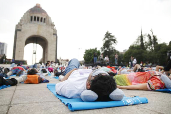4，墨西哥：呼喚健康睡眠 數百人當街小憩.jpg