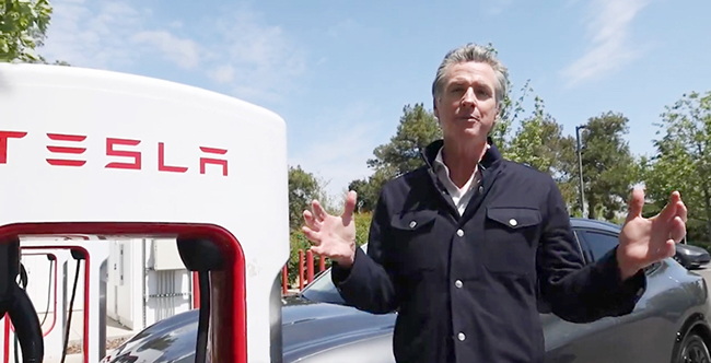 1，头条 现在加州每 5 个加油站就有 1 个快速充电站.jpg