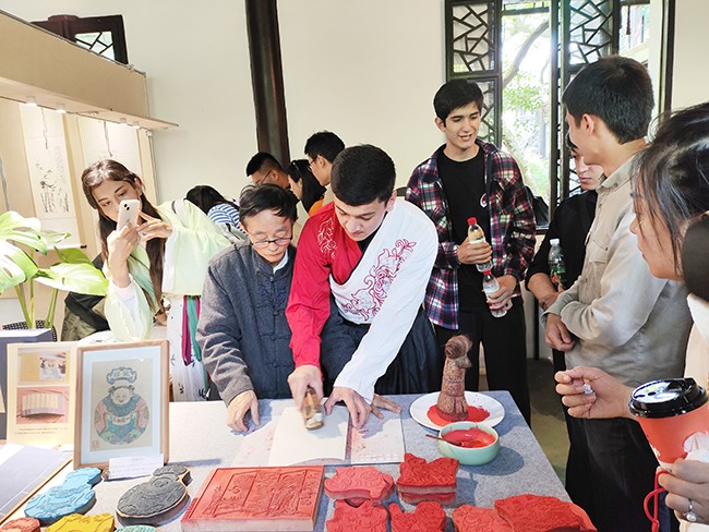 【2】外国留学生体验雕版印刷.jpg
