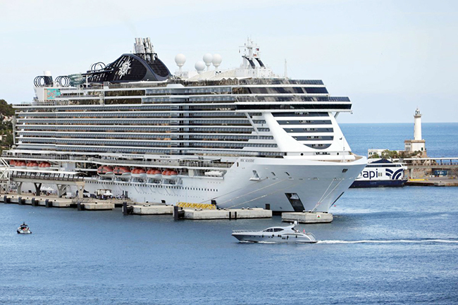 1，头条  大量游客带来众多问题，欧洲多地出台旅游限制措施.jpg