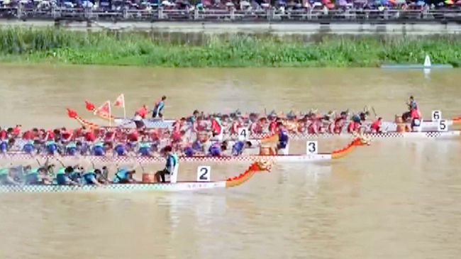 Dragon Boat crews take to water across China as Duanwu Festival approaches.jpg