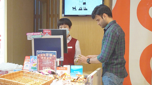 Overseas credit card holders enjoy convenient payment services in Chinese cities.jpg