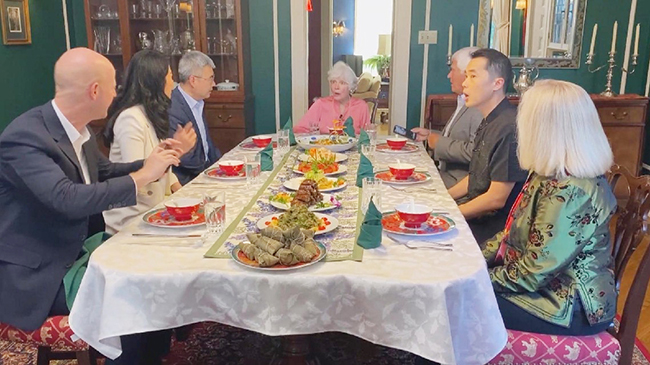 1，头条 美国朋友举办家庭聚餐庆祝端午节.jpg