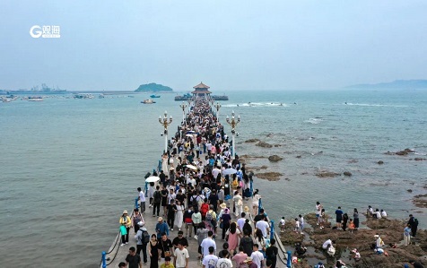 Chinese cities hold races, open famous campuses to attract summer tourism.JPG