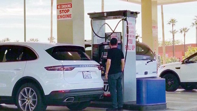 1，头条  州长纽森宣布计划防止石油巨头“利润暴涨”.jpg