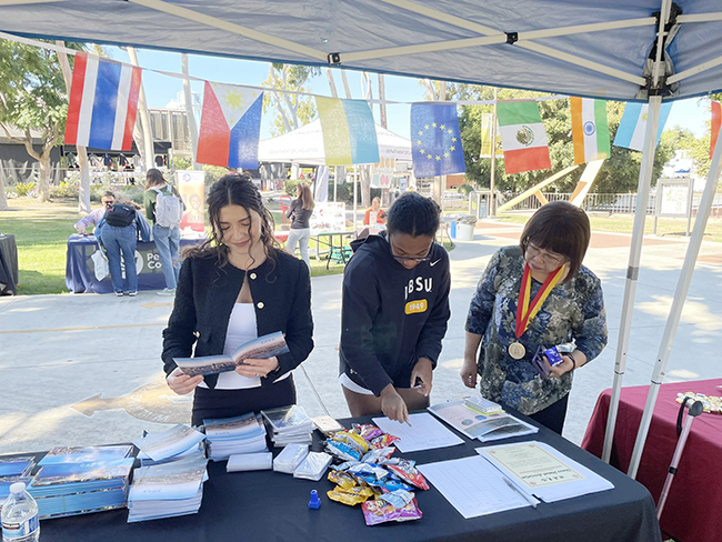 青岛形象连三年在加州长滩州立大学国际教育周亮相.JPG