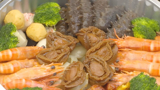 Restaurants inundated with reservations for Lunar New Year's Eve dinner.jpg