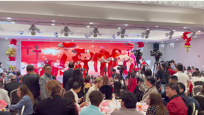 洛杉矶春晚隆重举行， 400余观众欢聚一堂 2.jpg