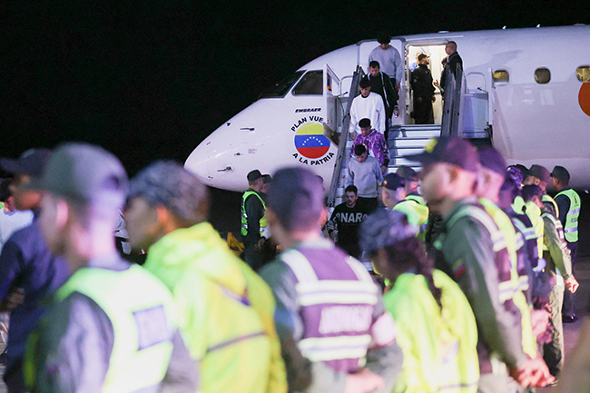 3，法媒：委内瑞拉派飞机从美接回近200名非法移民.jpg