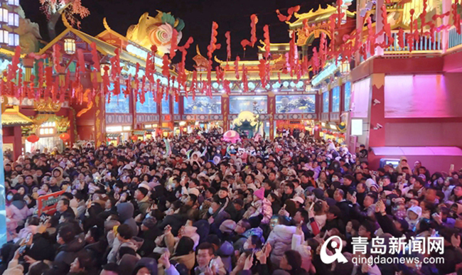 2，游客纷纷点赞青岛元宵节氛围.jpg