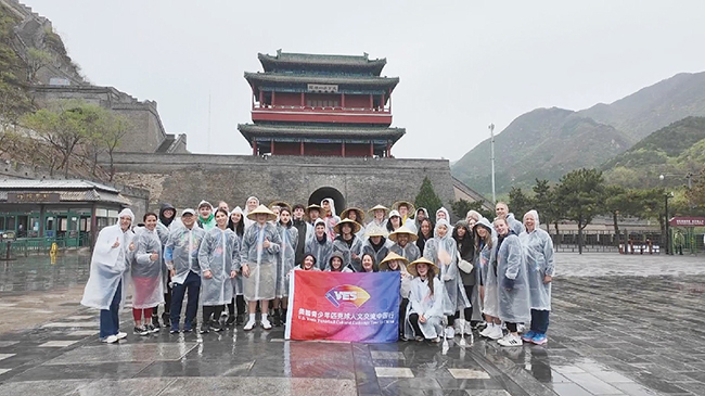 2，美国学生在北京体验中国标志性历史文物.jpg
