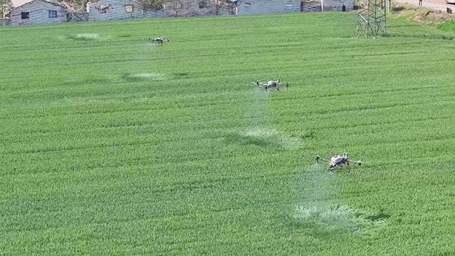 1，头条  中国农场使用先进农业机械管理粮食生产.jpg