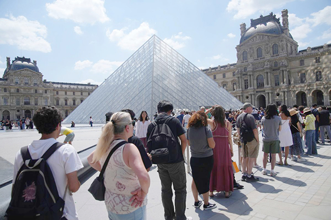 4，卢浮宫员工罢工导致短暂闭馆.jpg