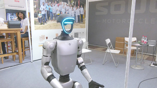 Smart humanoid robots shine at first Good Living Expo in Beijing.jpg Smart humanoid robots shine at first Good Living Expo in Beijing.jpg