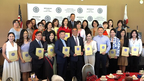 圖七： 董繼玲為洛杉磯分會頒發證書.jpg