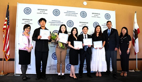 圖八： 洛杉磯分會為學生頒發獎學金.JPG