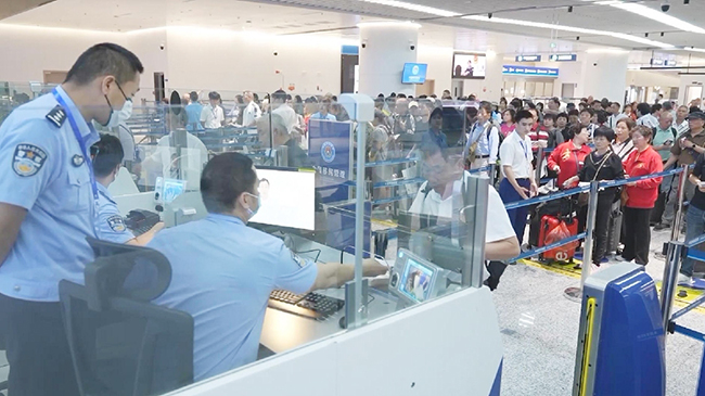 Guangzhou, Xiamen witness record cross-border summer trips.jpg