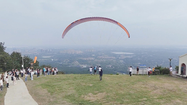 1,头条 低空旅游热潮席卷而来.jpg 1,头条 低空旅游热潮席卷而来.jpg