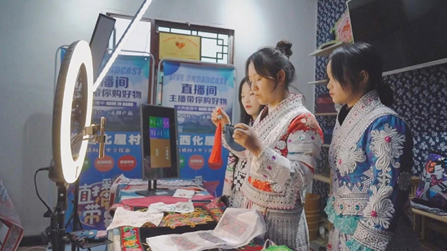 2,中国的直播热潮推动了经济增长.jpg 2,中国的直播热潮推动了经济增长.jpg