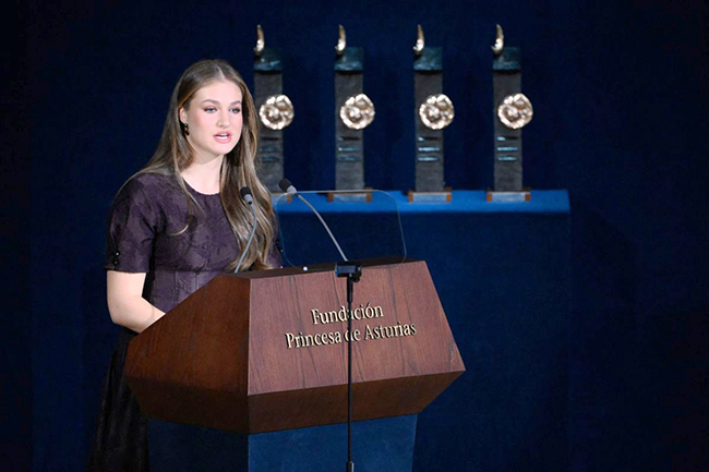 2,西班牙公主完成首次单人飞行训练.jpg 2,西班牙公主完成首次单人飞行训练.jpg