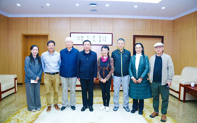 与作协主席合影。.jpg 与作协主席合影。.jpg