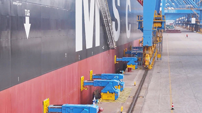 2,青岛港启用中国首套真空吸附式自动化系泊系统.jpg 2,青岛港启用中国首套真空吸附式自动化系泊系统.jpg